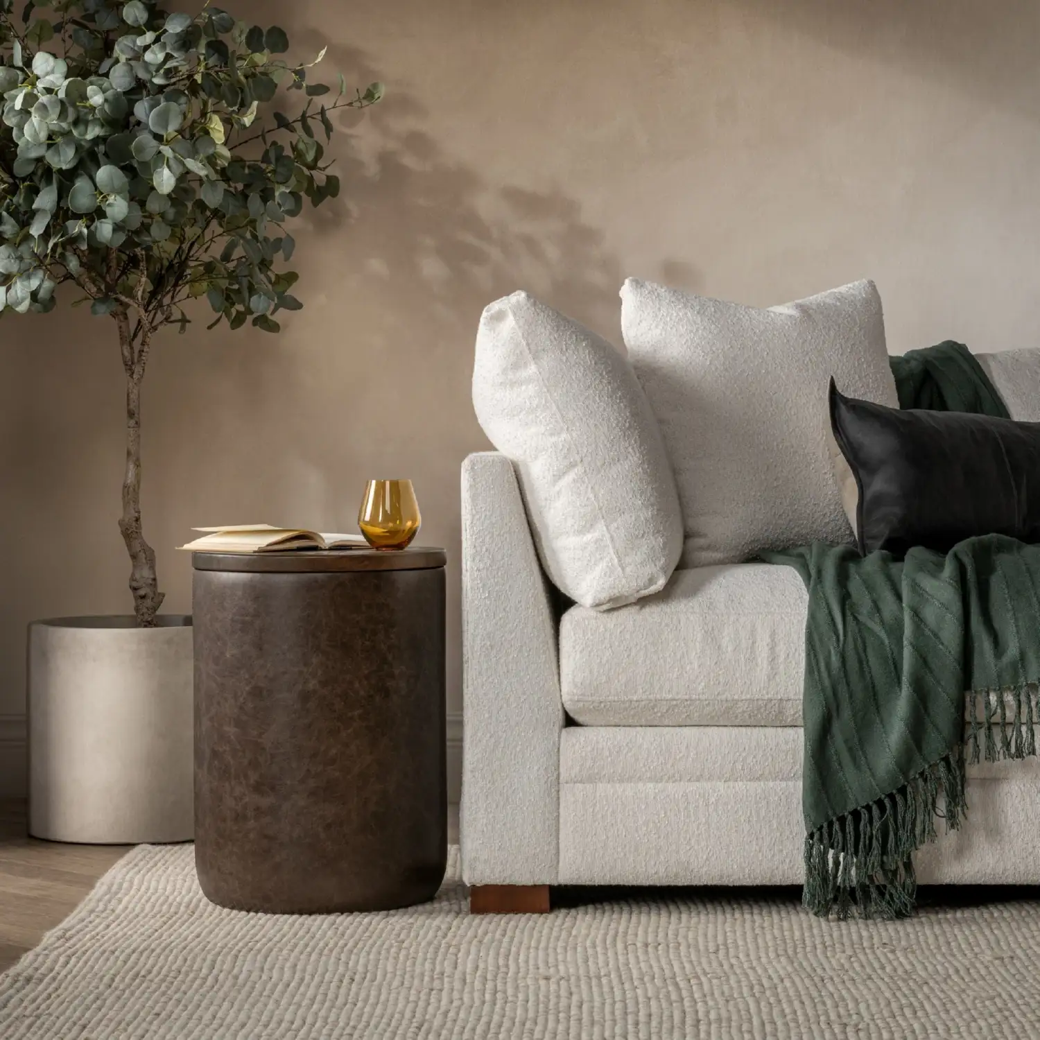 Andra Round End Table - Thumbnail 3